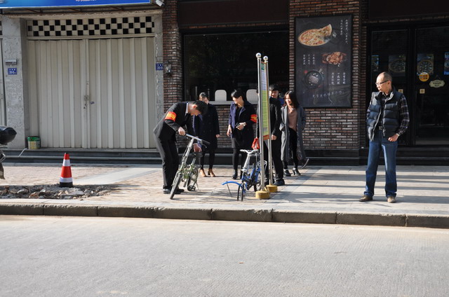 南平-志愿者協(xié)助整治違章停放 _調(diào)整大小.JPG